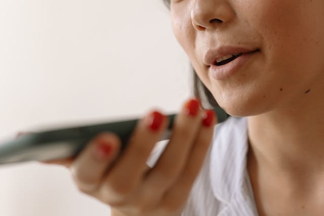 Assistenti vocali per anziani: Alexa e Google nelle residenze