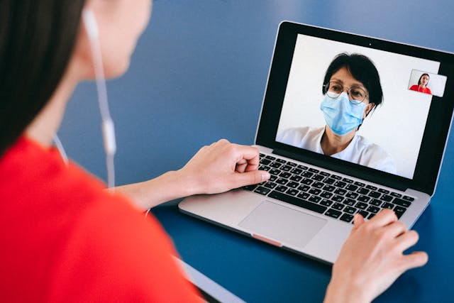 Videochiamata terapeutica: connessioni digitali nelle case di riposo